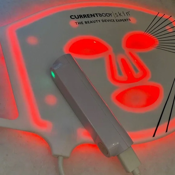 CurrentBody LED Red Light Face Mask 
Series 1 in bag & box - Picture 3 of 9